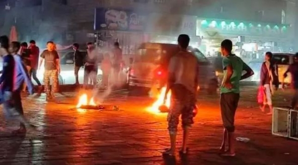 بالصور...ثورة عارمة ضد الحكومة بالعاصمة وفي لمح البصر تمتد شرارتها الى محافظات يمنية أخرى ورئيس حكومة صنعاء يوجه طلبا