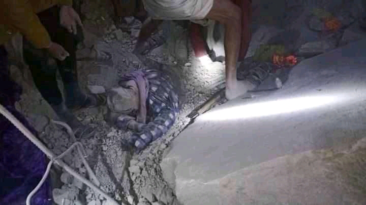 وردنا الان بالصور والفيديو  : الأطفال وألنساء تحت الأنقاض في مبني المواصلات بالمحويت نتيجه قصف طيران العدوان السعودي  .. حصيله اوليه للشهداء