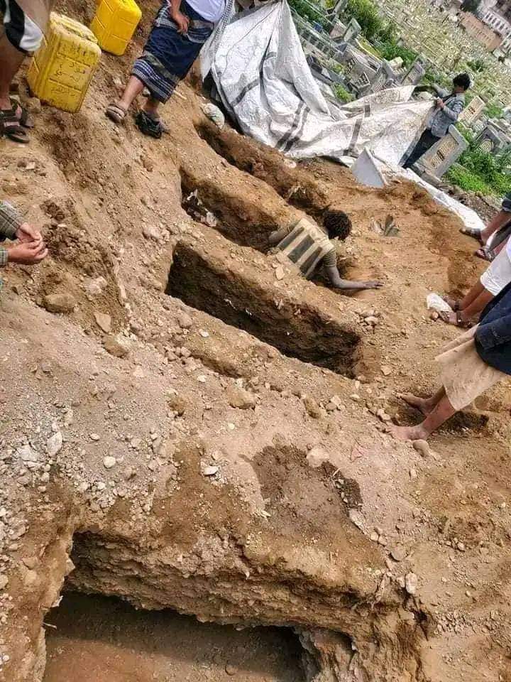 مشهد حزين ومبكي لأسرة لقت ربها بسبب سقوط سقف منزلها في محافظة المحويت .. صور + أسماء
