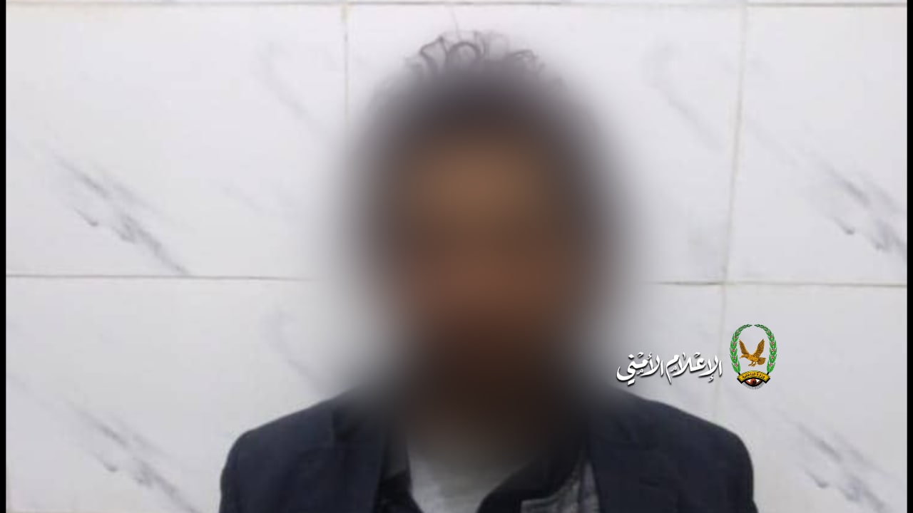 بالاسم والصوره .. شرطة العاصمة تضبط متهما بسرقة حقيبة نسائية بالإكراه بواسطة دراجة نارية ...