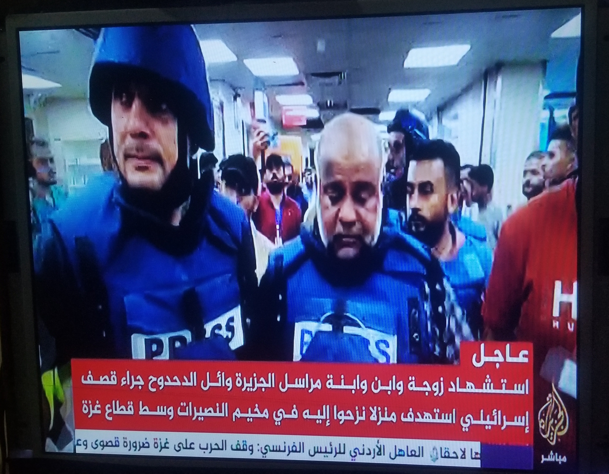 عاجل بالصور .. استشهاد عائلة مراسل قناة الجزيرة وائل الدحدوح نتيجة أستهداف أسرائيلي منزلا نزحو الية في مخيم  النصيرات  ..