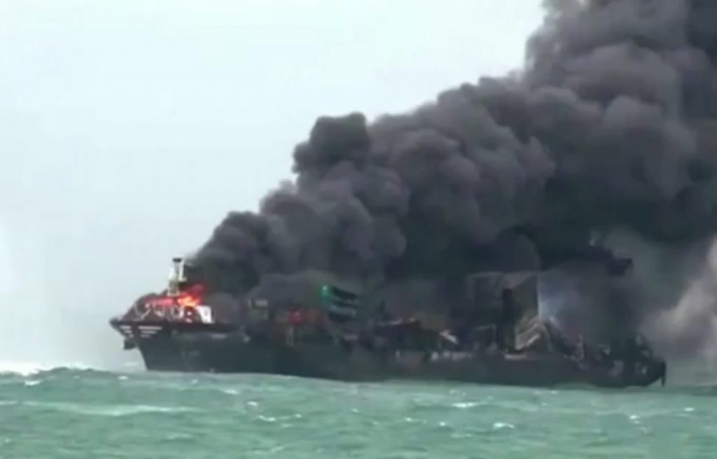 شاهد بالصور... الدخان يلامس عنان السماء حتى اللحظة جراء إحتراق السفينة البريطانية في خليج عدن بعد استهدافها بصواريخ البحرية اليمنية