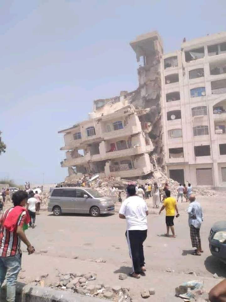 وردنا بالصور :  انهيار عمارة كبيره  في العاصمه وسقوط ضحايا