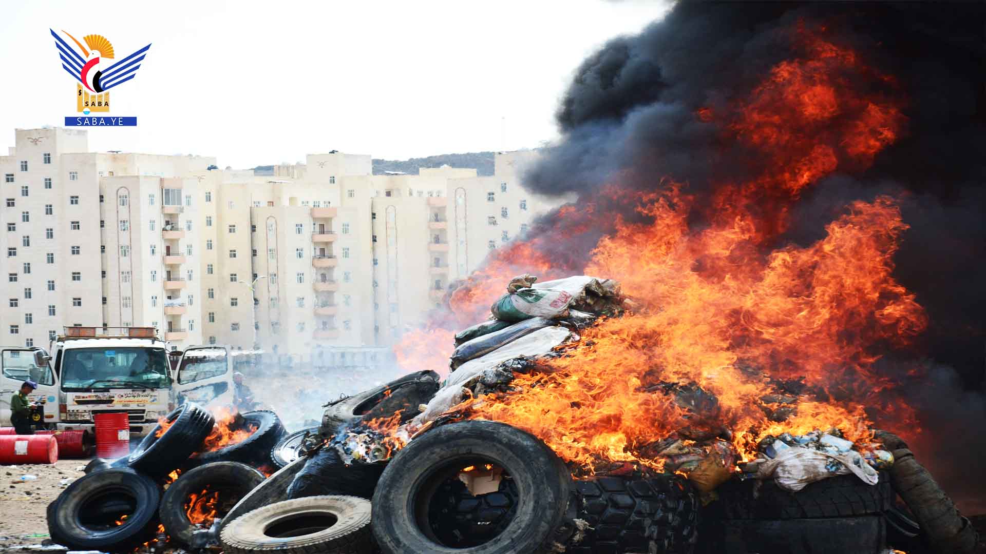 شاهد بالصورة الدخان يلامس عنان السماء نتيجة ضربة موجعة من صنعاء للسعودية والامارات في آن واحد