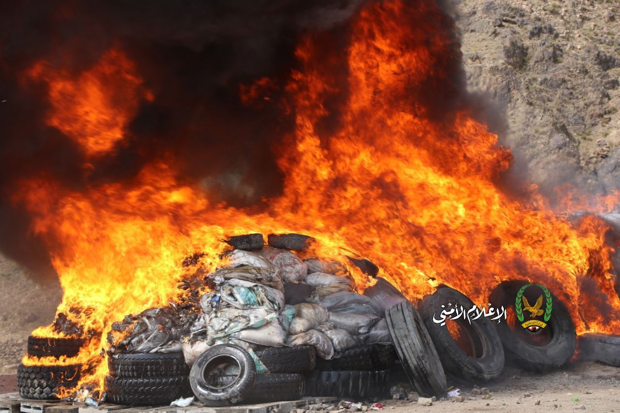 شاهد بالصورة الدخان يلامس عنان السماء نتيجة ضربة موجعة من صنعاء للسعودية والامارات في آن واحد