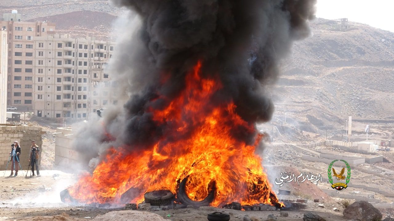 شاهد بالصورة الدخان يلامس عنان السماء نتيجة ضربة موجعة من صنعاء للسعودية والامارات في آن واحد
