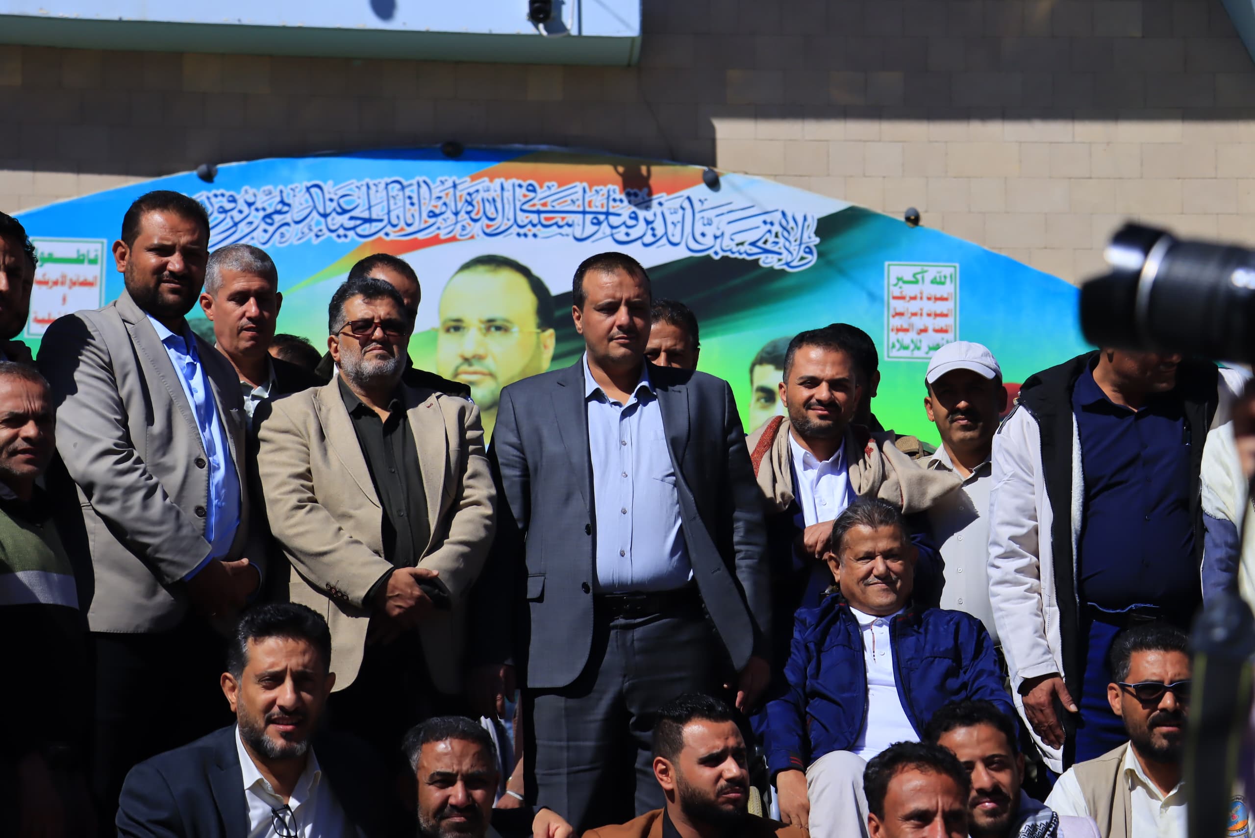 قيادة هيئة المواصفات والمقاييس تزور ضريح ومعرض الشهيد الصماد وأسر الشهداء