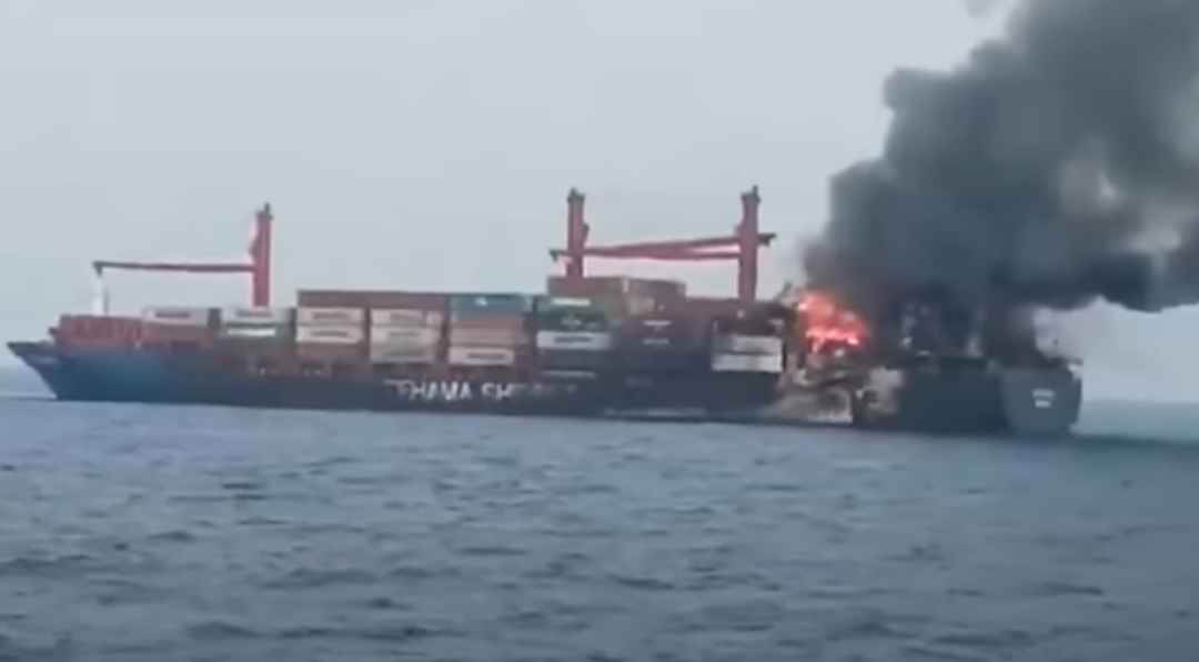 شاهد بالصور كيف أصبحت السفن الإسرائيلية بعد استهدافها في البحر الأحمر من قبل القوات البحرية اليمنية