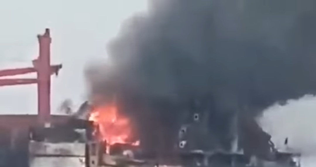 شاهد بالصور كيف أصبحت السفن الإسرائيلية بعد استهدافها في البحر الأحمر من قبل القوات البحرية اليمنية
