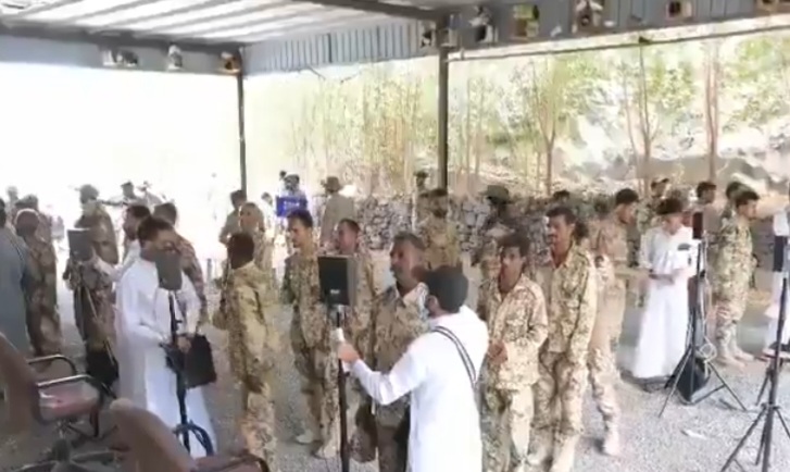 ضباط سعوديون يشرفون على عمليات هيكلة وترقيم قوات طارق عفاش في الساحل الغربي