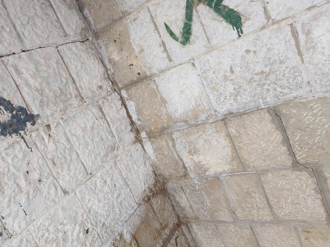 مناشدة عاجلة لإنقاذ مدرسة السلام بضلاع الأشمور في عمران بعد أضرار جسيمة جراء السيول.. واستمرار أنشطة المركز الصيفي رغم خطر الانهيار