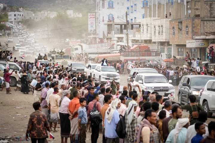 شاهد بالصور .. مصير رشاد العليمي وجنود سعوديون بعد انقلاب أحد المدرعات بطريق تعز    .. تفاصيل