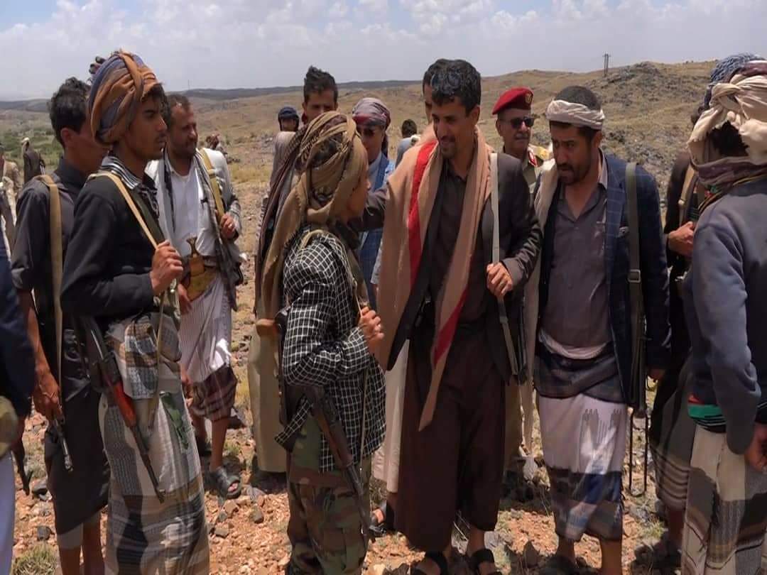 شاهد ... ناشطون اعلاميون ينشرون صور لأبو علي الحاكم من على قمة جبل مطل على يافع ( صور )