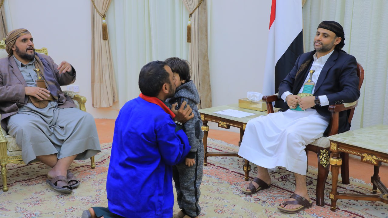 شاهد بالصورة الرئيس المشاط يشيد بموقف هذا الطفل الذي لايتعدى عمره خمس سنوات والذي دافع عن والده بكل شجاعه