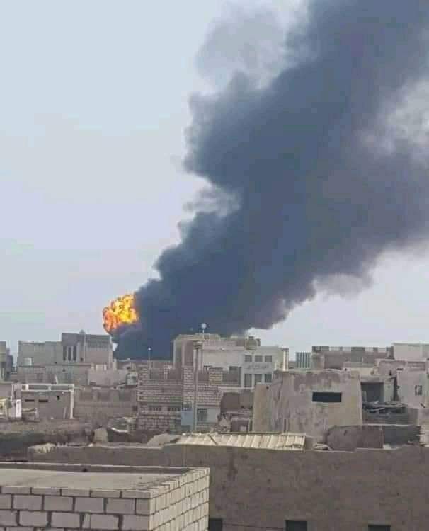 شاهد بالصور ..  انفجار عنيف يتبعه حريق ضخم في ميناء الشحر ‎حضرموت مساء اليوم الأربعاء