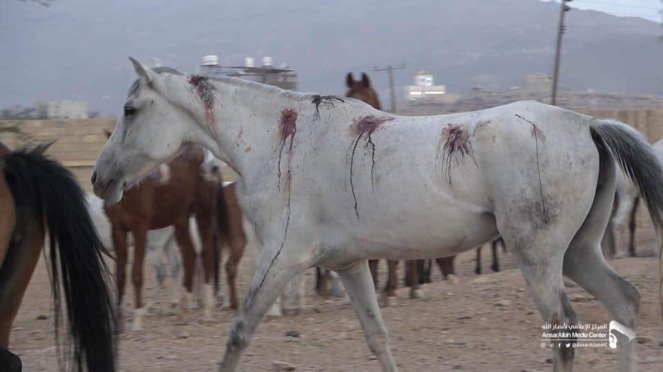 لأصحاب القلوب الكبيره ... صور حزينه لأم واب يوجودون  اطفالهم حارقه بسبب طيران العدوان السعودي اليوم بصنعاء ...