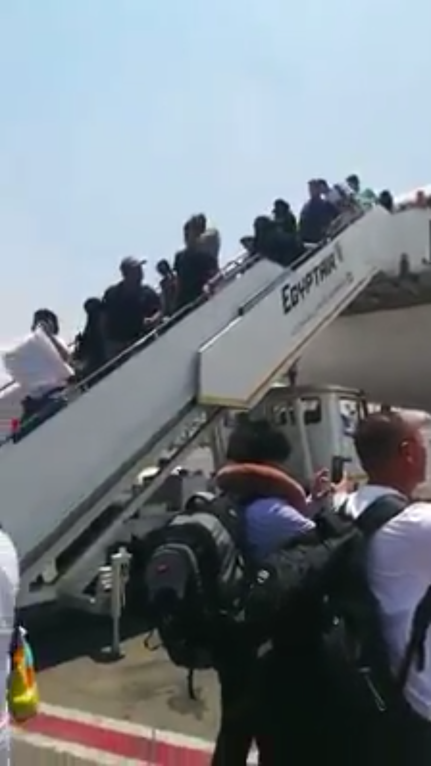 كارثه جوية تسببت في اغماء بعض الركاب للطيران اليمنية ( صور - فديو )