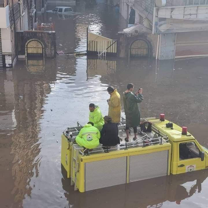 بالصور .. صنعاء السيول تحول ميدان التحرير الى بحيرة وتقطع شوارعها .. والقوارب للتواصل بدلا عن السيارات